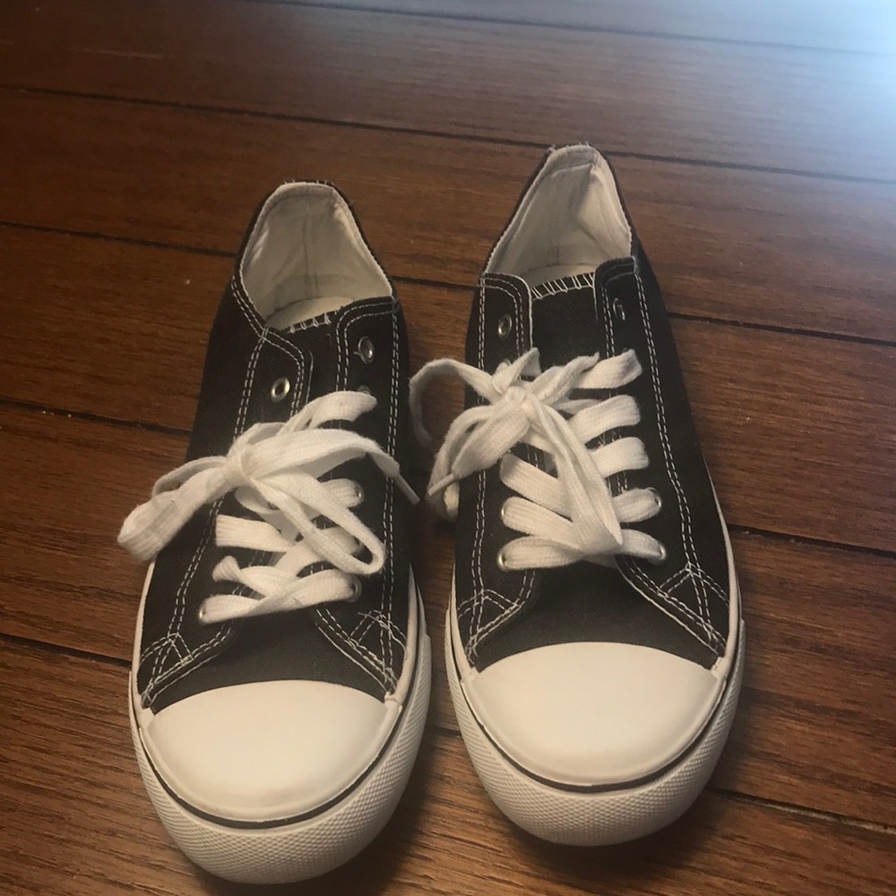 Maurice’s tennis shoes